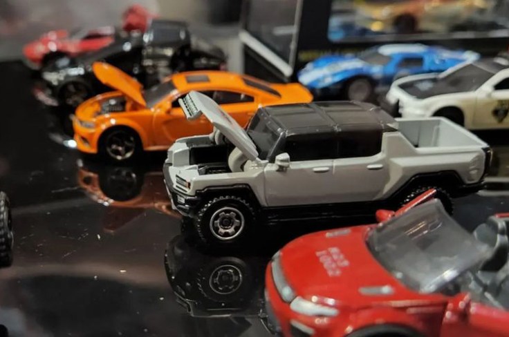 Matchbox Moving Parts Hummer EV in White